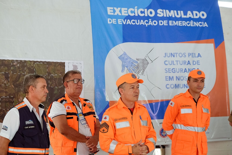 O simulado da usina hidrelétrica Amador Aguiar I, realizado no dia 19 de outubro, mobilizou dezenas de pessoas às margens do rio Araguari, nos municípios de Araguari e Uberlândia. Foram cerca de 150 participantes, entre autoridades, equipe da Secretaria de Meio Ambiente de Araguari, Corpo de Bombeiros, Polícia Militar, órgãos de fiscalização, Defesa Civil de Araguari e Uberlândia, voluntários e moradores de áreas próximas aos sete pontos de encontro localizados ao longo de 15 quilômetros às margens do Rio, na chamada Zona de Autossalvamento (ZAS).