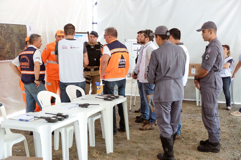 O simulado da usina hidrelétrica Amador Aguiar I, realizado no dia 19 de outubro, mobilizou dezenas de pessoas às margens do rio Araguari, nos municípios de Araguari e Uberlândia. Foram cerca de 150 participantes, entre autoridades, equipe da Secretaria de Meio Ambiente de Araguari, Corpo de Bombeiros, Polícia Militar, órgãos de fiscalização, Defesa Civil de Araguari e Uberlândia, voluntários e moradores de áreas próximas aos sete pontos de encontro localizados ao longo de 15 quilômetros às margens do Rio, na chamada Zona de Autossalvamento (ZAS).