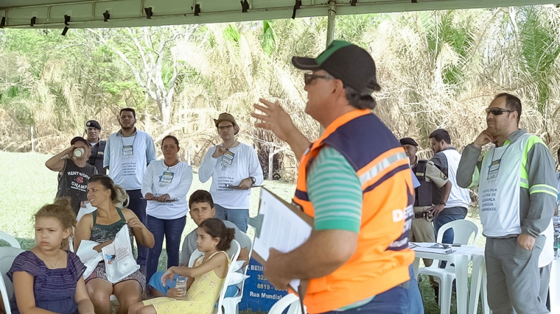 O simulado da usina hidrelétrica Amador Aguiar I, realizado no dia 19 de outubro, mobilizou dezenas de pessoas às margens do rio Araguari, nos municípios de Araguari e Uberlândia. Foram cerca de 150 participantes, entre autoridades, equipe da Secretaria de Meio Ambiente de Araguari, Corpo de Bombeiros, Polícia Militar, órgãos de fiscalização, Defesa Civil de Araguari e Uberlândia, voluntários e moradores de áreas próximas aos sete pontos de encontro localizados ao longo de 15 quilômetros às margens do Rio, na chamada Zona de Autossalvamento (ZAS).