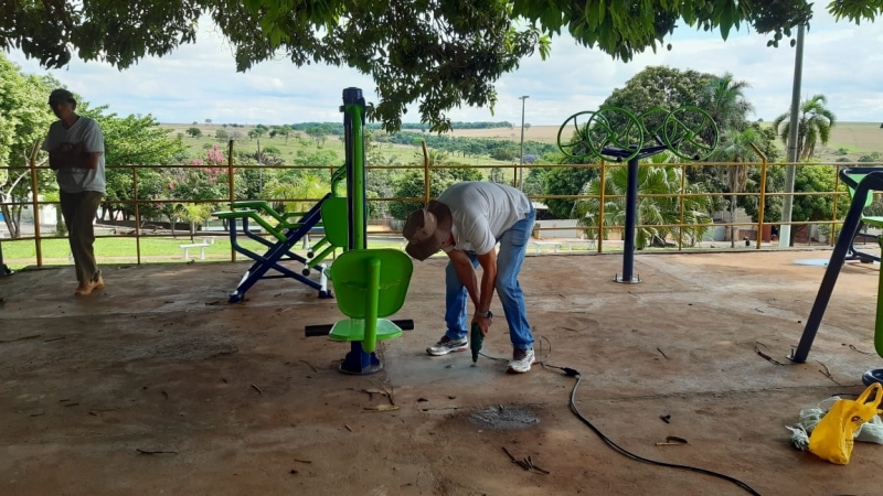 A Prefeitura de Araguari, por meio da Secretaria de Esportes e Juventude efetuaram a recuperação dos aparelhos da Academia ao Ar Livre localizada na Praça da Igreja e Santa Luzia, no Distrito de Piracaíba.