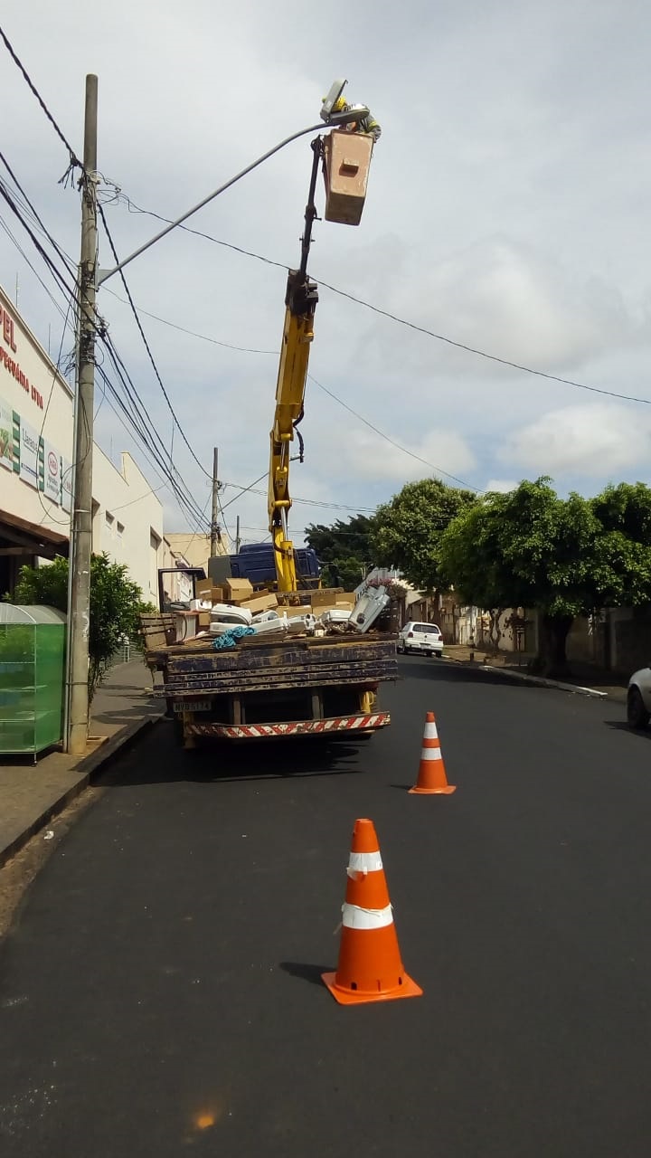 A Prefeitura de Araguari, por meio da Secretaria de Obras continua efetuando melhorias nos bairros e na região central da cidade, com a colocação de lâmpadas de LED em vários pontos.