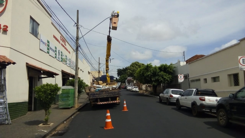 A Prefeitura de Araguari, por meio da Secretaria de Obras continua efetuando melhorias nos bairros e na região central da cidade, com a colocação de lâmpadas de LED em vários pontos.