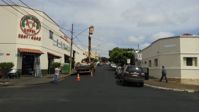 A Prefeitura de Araguari, por meio da Secretaria de Obras continua efetuando melhorias nos bairros e na região central da cidade, com a colocação de lâmpadas de LED em vários pontos.