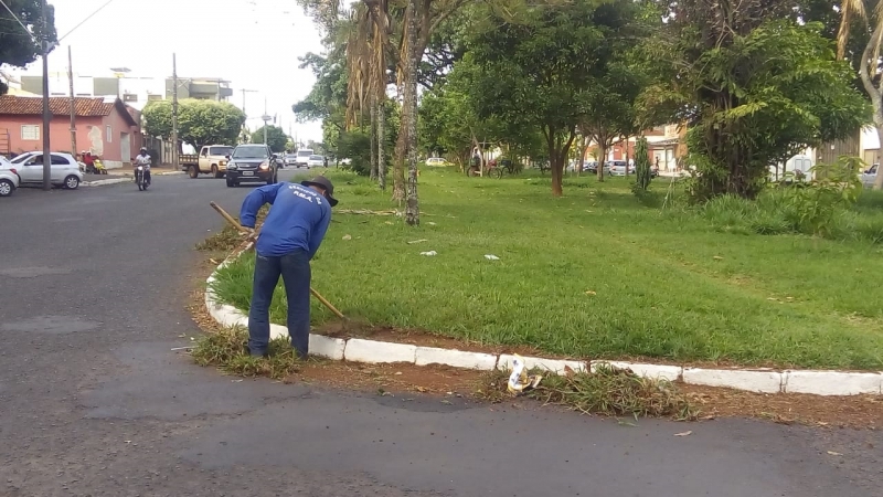 A Prefeitura de Araguari, através da Secretaria de Serviços Urbanos e Distritais intensificou nesta semana, os trabalhos de limpeza nos canteiros das avenidas da cidade. Nas últimas semanas, o serviço foi pedido por parte da comunidade, já que devido às chuvas o capim cresceu muito em pontos diferentes.