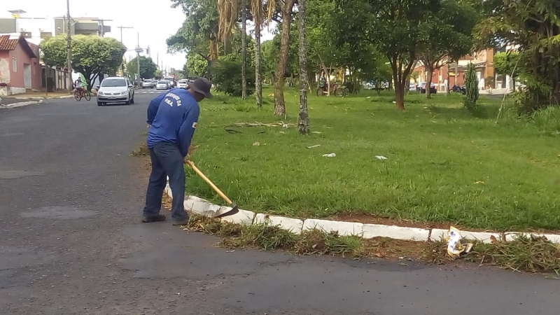 A Prefeitura de Araguari, através da Secretaria de Serviços Urbanos e Distritais intensificou nesta semana, os trabalhos de limpeza nos canteiros das avenidas da cidade. Nas últimas semanas, o serviço foi pedido por parte da comunidade, já que devido às chuvas o capim cresceu muito em pontos diferentes.