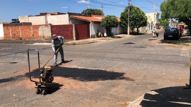 A Prefeitura de Araguari, através da Secretaria de Obras informa sobre operação tapa-buracos realizada nesta quinta-feira (24)