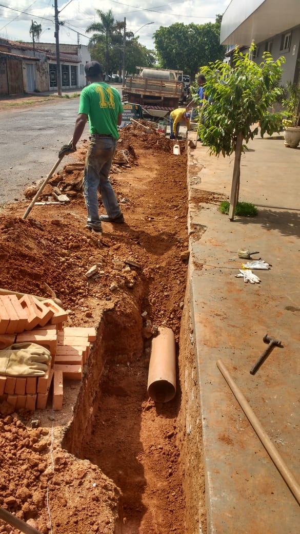 A Prefeitura de Araguari, através da Secretaria de Obras desenvolve reparos importantes na Rua Jaime de Araújo, Bairro Santa Terezinha. As obras visam possibilitar o melhor  escoamento das águas das chuvas.