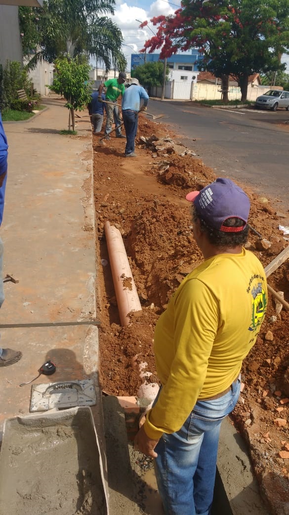 A Prefeitura de Araguari, através da Secretaria de Obras desenvolve reparos importantes na Rua Jaime de Araújo, Bairro Santa Terezinha. As obras visam possibilitar o melhor  escoamento das águas das chuvas.