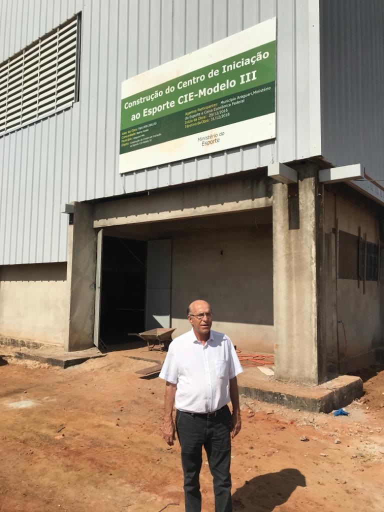 Foram retomadas no mês de outubro, as obras do CIE (Centro de Iniciação Esportiva), equipamento esportivo que está sendo construído pela Prefeitura de Araguari, no Bairro Goiás parte alta. Os serviços nesta obra estavam paralisados desde dezembro de 2018.