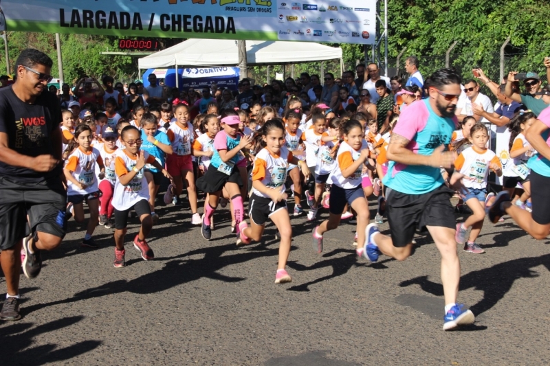 A Prefeitura de Araguari, através da Secretaria de Políticas Sobre Drogas realizou no sábado (26), a Maratoninha “Viva Livre” 2019. O evento aconteceu na Avenida Minas Gerais ao entorno do Bosque John Kennedy e contou com apoio das Secretarias: Esporte e Juventude; Trânsito, Transporte e Mobilidade Urbana; Gabinete; Meio Ambiente; Saúde; Serviços Urbanos e Distritais e a Superintendência de Água e Esgoto – SAE.