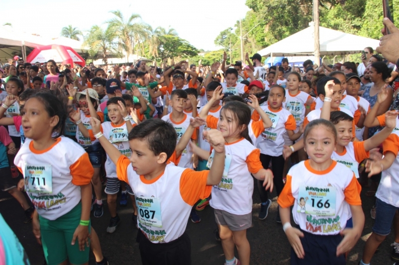 A Prefeitura de Araguari, através da Secretaria de Políticas Sobre Drogas realizou no sábado (26), a Maratoninha “Viva Livre” 2019. O evento aconteceu na Avenida Minas Gerais ao entorno do Bosque John Kennedy e contou com apoio das Secretarias: Esporte e Juventude; Trânsito, Transporte e Mobilidade Urbana; Gabinete; Meio Ambiente; Saúde; Serviços Urbanos e Distritais e a Superintendência de Água e Esgoto – SAE.