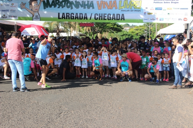 A Prefeitura de Araguari, através da Secretaria de Políticas Sobre Drogas realizou no sábado (26), a Maratoninha “Viva Livre” 2019. O evento aconteceu na Avenida Minas Gerais ao entorno do Bosque John Kennedy e contou com apoio das Secretarias: Esporte e Juventude; Trânsito, Transporte e Mobilidade Urbana; Gabinete; Meio Ambiente; Saúde; Serviços Urbanos e Distritais e a Superintendência de Água e Esgoto – SAE.