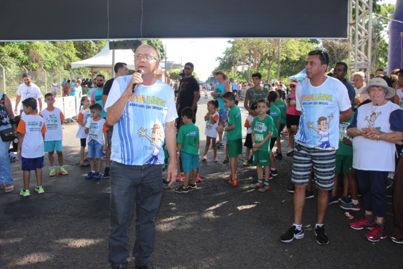 A Prefeitura de Araguari, através da Secretaria de Políticas Sobre Drogas realizou no sábado (26), a Maratoninha “Viva Livre” 2019. O evento aconteceu na Avenida Minas Gerais ao entorno do Bosque John Kennedy e contou com apoio das Secretarias: Esporte e Juventude; Trânsito, Transporte e Mobilidade Urbana; Gabinete; Meio Ambiente; Saúde; Serviços Urbanos e Distritais e a Superintendência de Água e Esgoto – SAE.