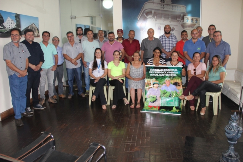 Foram empossados nesta quarta-feira (30), em solenidade realizada às 16 horas no Palácio dos Ferroviários, os membros da comissão do Conselho Municipal de Desenvolvimento Rural Sustentável (CMDRS). Trata-se de um órgão deliberativo que tem a função de definir os interesses municipais e regionais, além de elaborar políticas públicas que também são apoiadas pelo Programa Nacional de Fortalecimento da Agricultura Familiar (PRONAF).