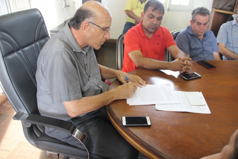 Foram empossados nesta quarta-feira (30), em solenidade realizada às 16 horas no Palácio dos Ferroviários, os membros da comissão do Conselho Municipal de Desenvolvimento Rural Sustentável (CMDRS). Trata-se de um órgão deliberativo que tem a função de definir os interesses municipais e regionais, além de elaborar políticas públicas que também são apoiadas pelo Programa Nacional de Fortalecimento da Agricultura Familiar (PRONAF).