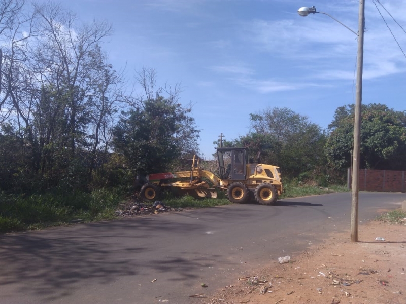 A Prefeitura de Araguari, através da Secretaria de Serviços Urbanos com auxílio da Secretaria de Obras trabalhou nesta semana na limpeza na margem divisória dos trilhos da linha férrea no Bairro São Sebastião.