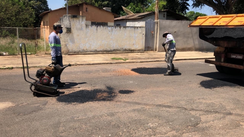 A Prefeitura de Araguari, através da Secretaria de Obras informa sobre operação tapa-buracos realizada nesta sexta-feira (1º)