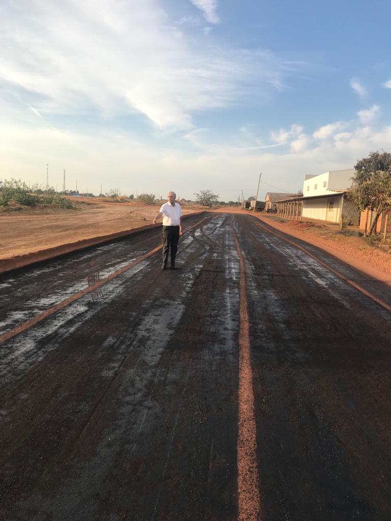 A Prefeitura de Araguari, por meio da Secretaria de Obras, retomou as obras de asfaltamento no Bairro Vieno, durante o período de paralisação, devido à falta de matéria primeira os serviços básicos de preparo das ruas para serem asfaltadas foram realizados.