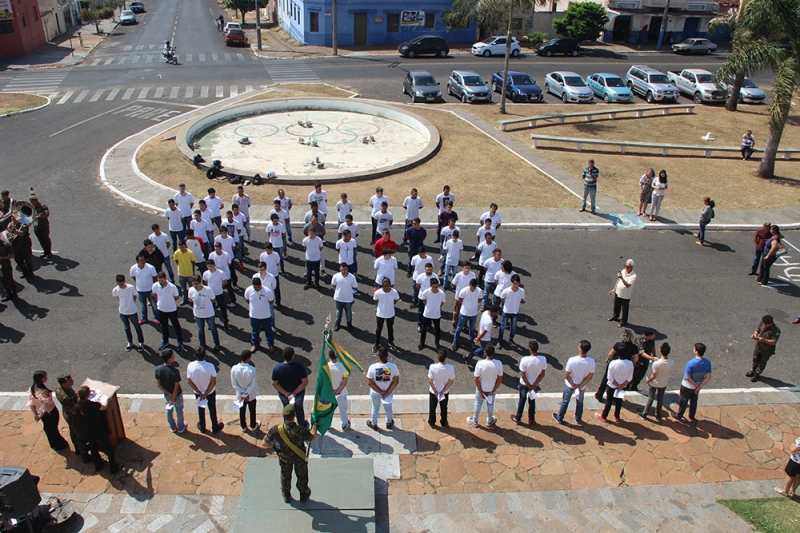 Dispensados do Serviço Militar participam de Juramento à Bandeira no Palácio dos Ferroviários