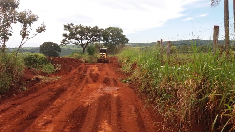 A Prefeitura de Araguari, através da Secretaria de Obras, inicia a semana com várias equipes espalhadas na zona rural do município, na revitalização das estradas rurais.