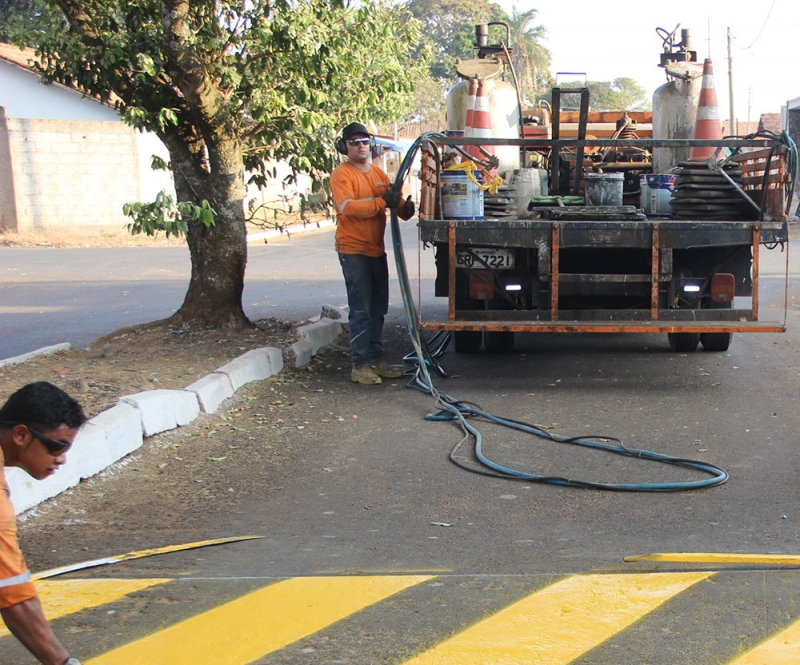 A Prefeitura de Araguari, por meio da Secretaria de Trânsito, Transporte e Mobilidade Urbana - SETTRANS finalizou o trabalho de recuperação da sinalização estratigráfica no Distrito de Amanhece.