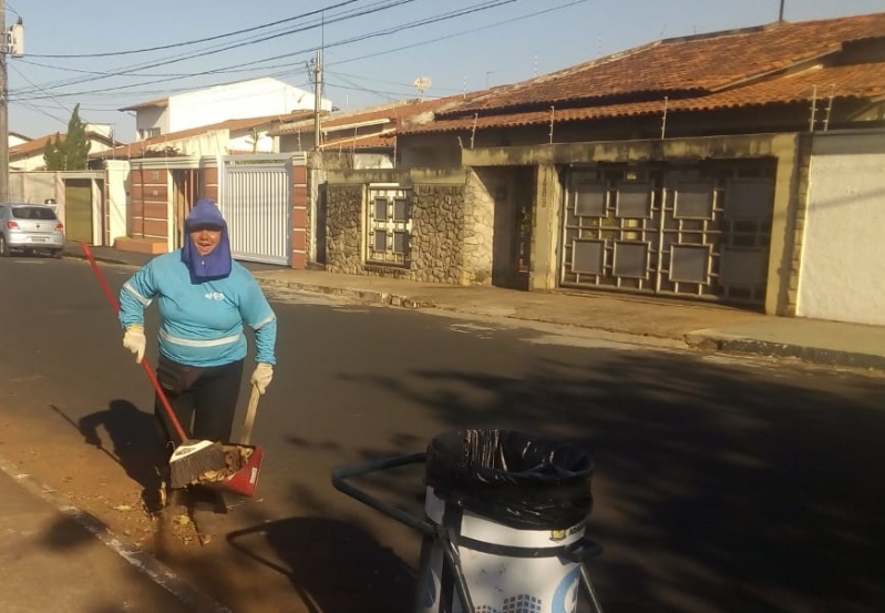 A Prefeitura de Araguari, através da Secretaria da Secretaria de Serviços Urbanos e Distritais realiza diariamente o serviço de limpeza e manutenção das ruas e avenidas do município.