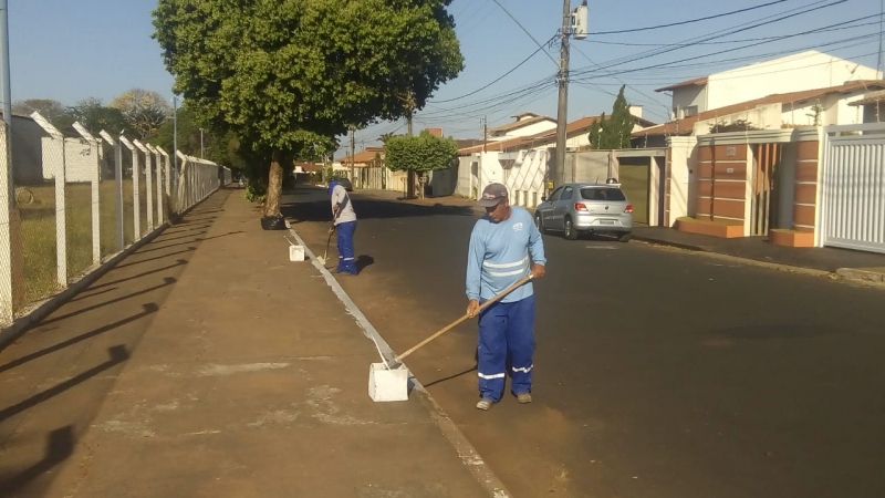 A Prefeitura de Araguari, através da Secretaria da Secretaria de Serviços Urbanos e Distritais realiza diariamente o serviço de limpeza e manutenção das ruas e avenidas do município.