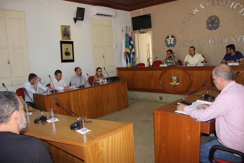 A Prefeitura de Araguari, na manhã desta quarta-feira (11), na Câmara Municipal, fez a prestação de contas do Município. A apresentação dos dados foi realizada pelo Secretário de Fazenda, José Ricardo Resende, do Presidente da Fundação Araguarina de Educação e Cultura – FAEC, Rafael Scalia Guedes, do Superintendente da Superintendente de Água e Esgoto – SAE, André Reis,  e da Contadora do Município, Fernanda Coutinho Pereira Germano. Os dados foram referentes à Prestação de Contas do Terceiro Quadrimestre de 2018 e Primeiro Quadrimestre de 2019. Participaram da Audiência, demais Secretários Municipais, autoridades, comunidade civil e imprensa.