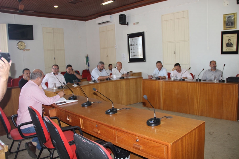 A Prefeitura de Araguari, na manhã desta quarta-feira (11), na Câmara Municipal, fez a prestação de contas do Município. A apresentação dos dados foi realizada pelo Secretário de Fazenda, José Ricardo Resende, do Presidente da Fundação Araguarina de Educação e Cultura – FAEC, Rafael Scalia Guedes, do Superintendente da Superintendente de Água e Esgoto – SAE, André Reis,  e da Contadora do Município, Fernanda Coutinho Pereira Germano. Os dados foram referentes à Prestação de Contas do Terceiro Quadrimestre de 2018 e Primeiro Quadrimestre de 2019. Participaram da Audiência, demais Secretários Municipais, autoridades, comunidade civil e imprensa.