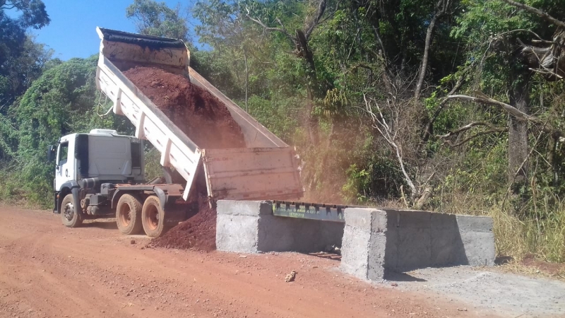 Pequenos produtores rurais de Araguari comemoraram a instalação de novos mata-burros de ferro, pela Prefeitura de Araguari, através da Secretaria de Agricultura, Pecuária, Abastecimento e Agronegócios, atendendo ao pedido do Vereador Tiãozinho do Sindicato.