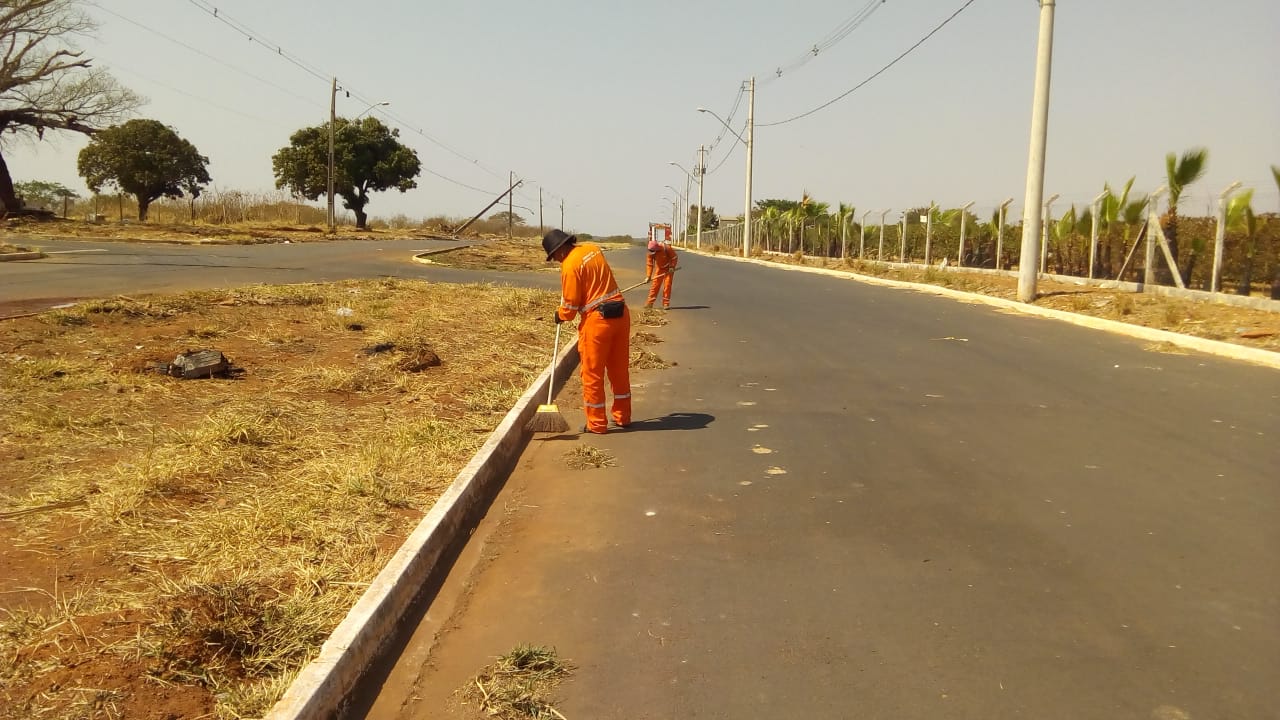 A Prefeitura de Araguari, através da Secretaria de Serviços Urbanos e Distritais realizou durante a semana, serviços de limpeza em vários setores da cidade. Os serviços estão sendo executados com acompanhamento direto da secretaria.