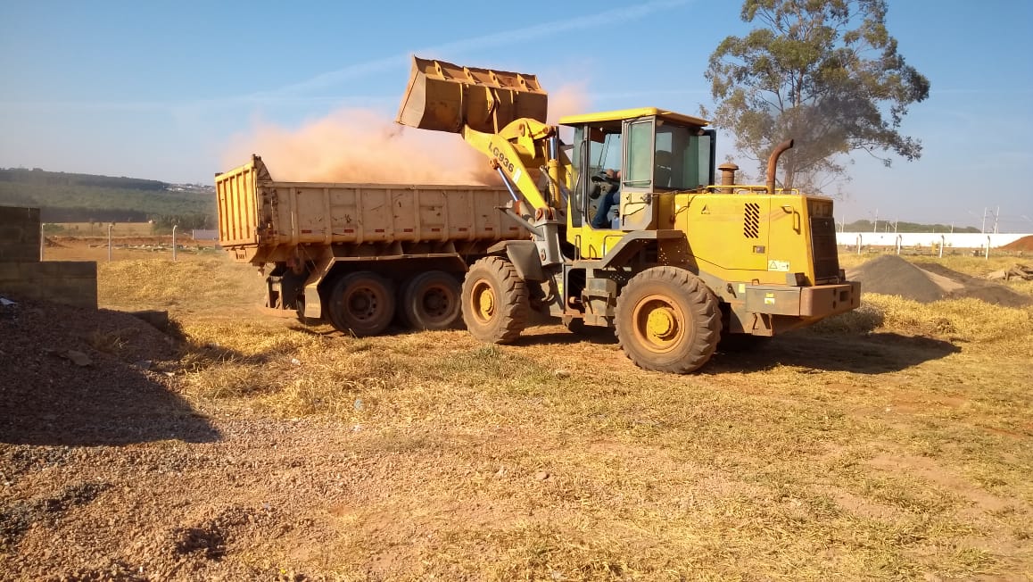 A Prefeitura de Araguari, por meio da Secretaria de Obras segue o cronograma de recuperação das estradas rurais do município. As frentes de trabalho estiveram ao longo da semana, em várias regiões diferentes do município.