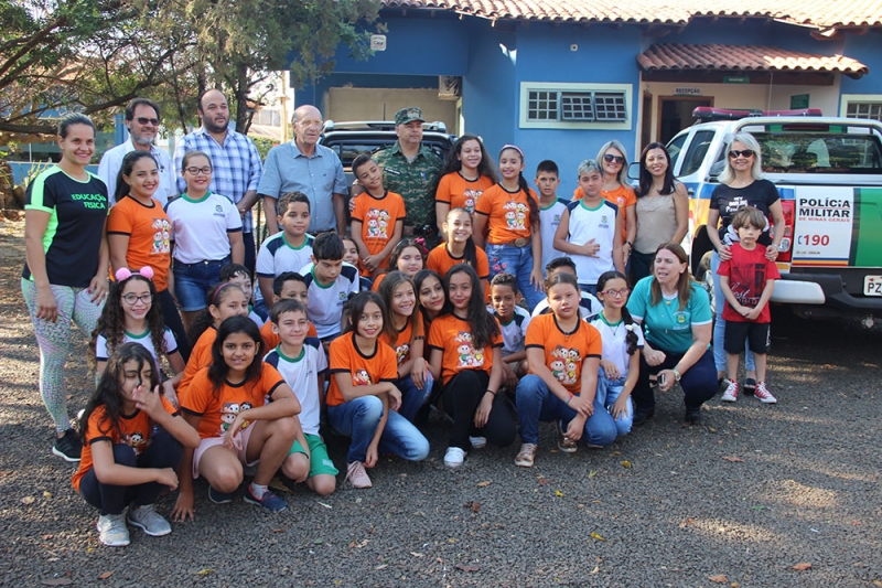 A Secretaria Municipal de Educação, por meio do Programa de Educação Ambiental Gira Sol, e em parceria com o Ministério Público, o 2º Pelotão de Polícia Militar de Meio Ambiente e 2ª Companhia de Bombeiros de Araguari deu início ontem a Semana Florestal 2019.