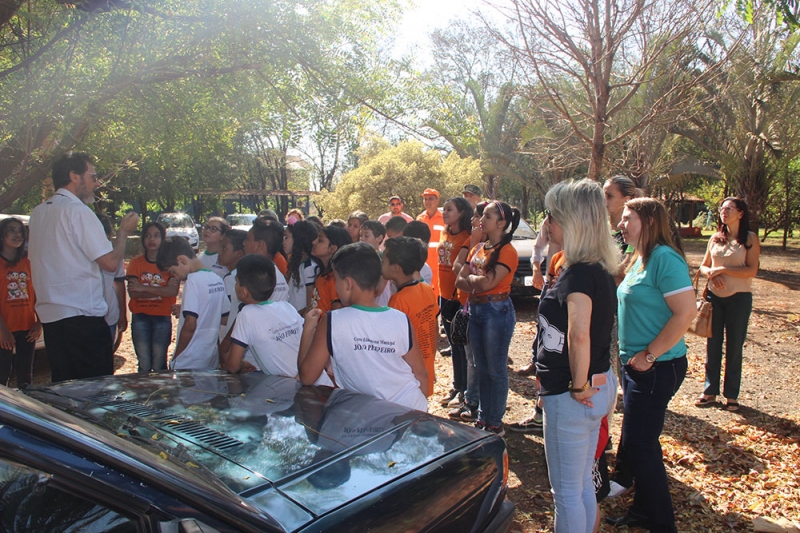 A Secretaria Municipal de Educação, por meio do Programa de Educação Ambiental Gira Sol, e em parceria com o Ministério Público, o 2º Pelotão de Polícia Militar de Meio Ambiente e 2ª Companhia de Bombeiros de Araguari deu início ontem a Semana Florestal 2019.