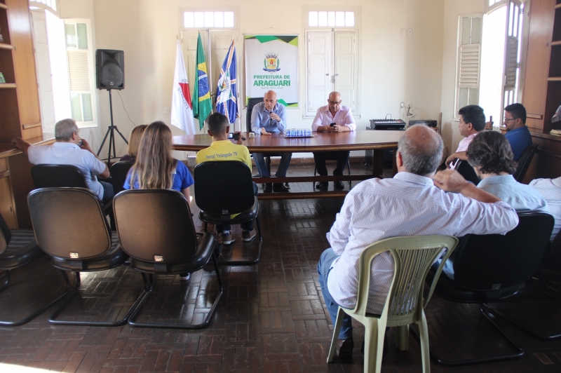 A Prefeitura de Araguari realizou uma entrevista coletiva na tarde de hoje (17), para explicar a falta de água em alguns bairros e as medidas que estão sendo tomadas para minimizar a situação.