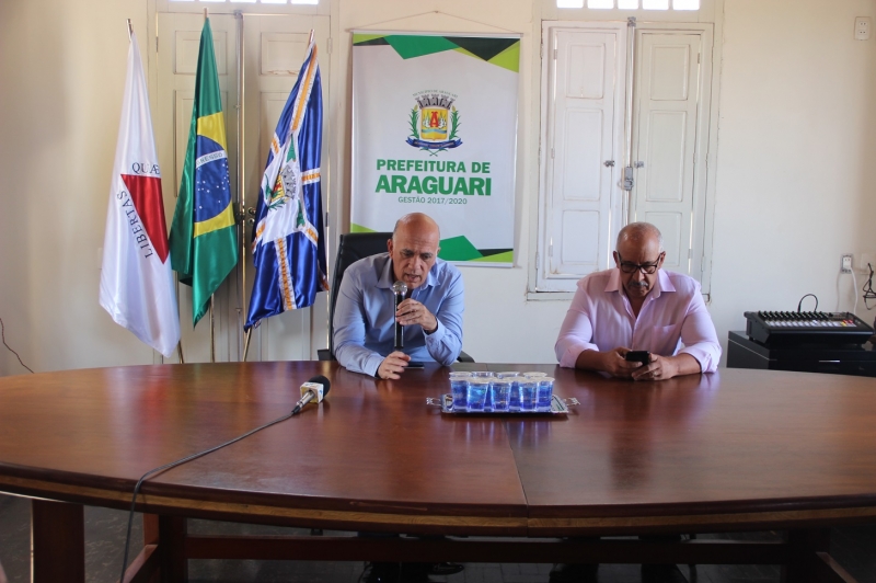 A Prefeitura de Araguari realizou uma entrevista coletiva na tarde de hoje (17), para explicar a falta de água em alguns bairros e as medidas que estão sendo tomadas para minimizar a situação.