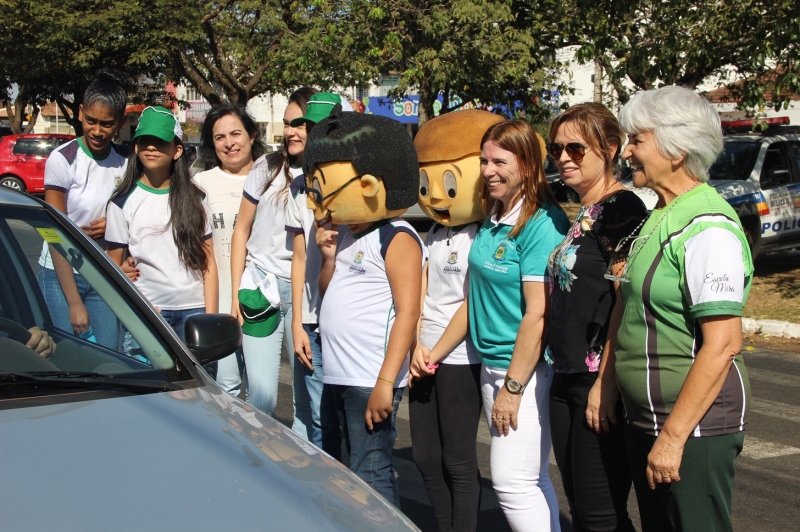 Seguindo o cronograma de eventos dentro da Semana Florestal, com atividades alusivas ao Dia da Árvore,  por meio do Programa Gira Sol realizou na manhã de hoje (17), blitz educativa com a presença de alunos do 5º ao 9º ano do Centro Educacional Municipal Mário da Silva Pereira.