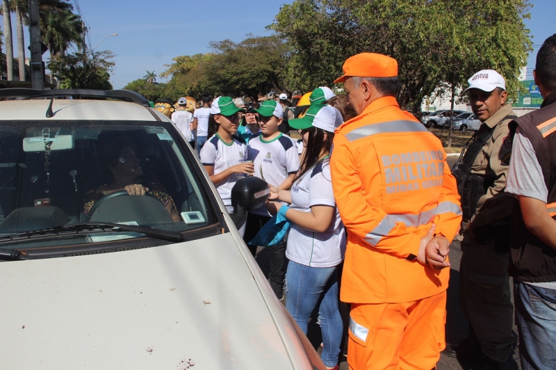 Seguindo o cronograma de eventos dentro da Semana Florestal, com atividades alusivas ao Dia da Árvore,  por meio do Programa Gira Sol realizou na manhã de hoje (17), blitz educativa com a presença de alunos do 5º ao 9º ano do Centro Educacional Municipal Mário da Silva Pereira.