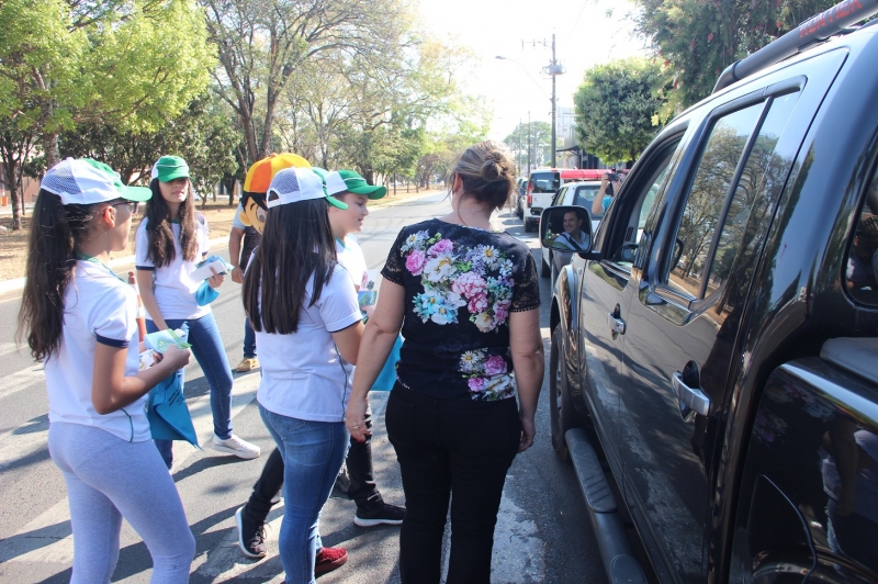 Seguindo o cronograma de eventos dentro da Semana Florestal, com atividades alusivas ao Dia da Árvore,  por meio do Programa Gira Sol realizou na manhã de hoje (17), blitz educativa com a presença de alunos do 5º ao 9º ano do Centro Educacional Municipal Mário da Silva Pereira.