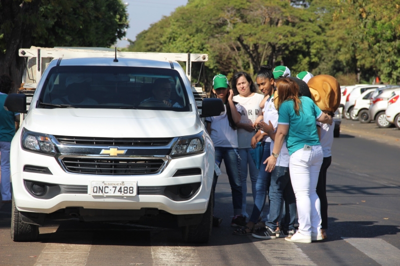 Seguindo o cronograma de eventos dentro da Semana Florestal, com atividades alusivas ao Dia da Árvore,  por meio do Programa Gira Sol realizou na manhã de hoje (17), blitz educativa com a presença de alunos do 5º ao 9º ano do Centro Educacional Municipal Mário da Silva Pereira.