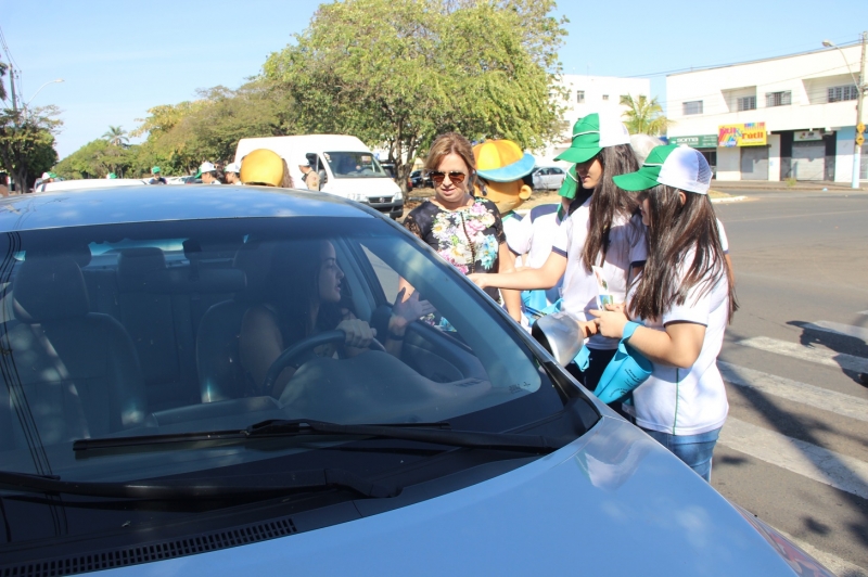 Seguindo o cronograma de eventos dentro da Semana Florestal, com atividades alusivas ao Dia da Árvore,  por meio do Programa Gira Sol realizou na manhã de hoje (17), blitz educativa com a presença de alunos do 5º ao 9º ano do Centro Educacional Municipal Mário da Silva Pereira.