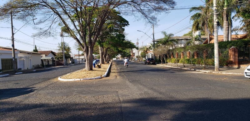 A Prefeitura de Araguari está presente em pontos diferentes da cidade promovendo a limpeza pública em ruas, avenidas e praças.