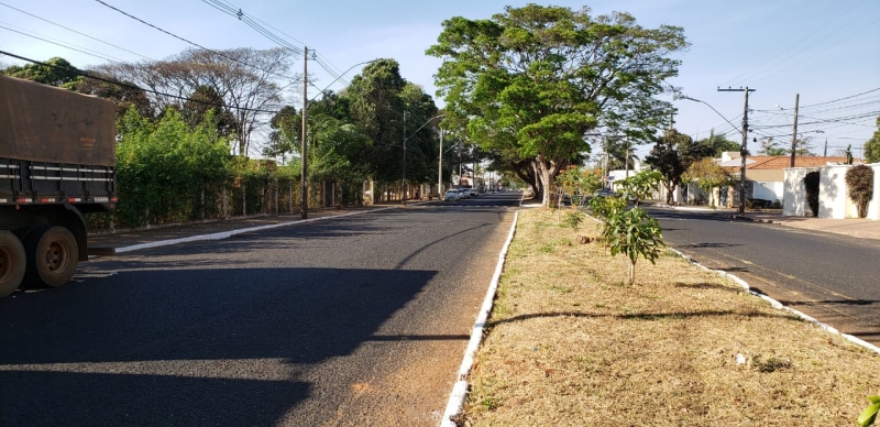 A Prefeitura de Araguari está presente em pontos diferentes da cidade promovendo a limpeza pública em ruas, avenidas e praças.