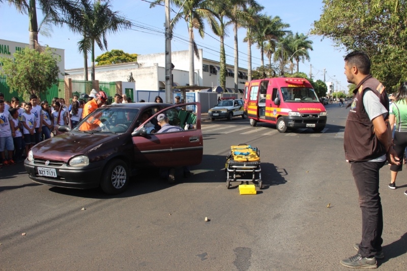 Na manhã desta quarta-feira (18), a Prefeitura de Araguari, em parceria com a Policia Militar e o Corpo de Bombeiros Militar, promoveu o ato Oficial de lançamento da campanha da Semana Nacional do Trânsito, que será realizada entre 18 a 25 de setembro, e que traz como tema: "No Trânsito o Sentido é a Vida". Durante a semana, diversas ações de conscientização e cuidados no trânsito que foram programadas, serão desenvolvidas e terão como publico alvo os condutores de veículos de nossa cidade e também alunos das escolas da rede pública de ensino.