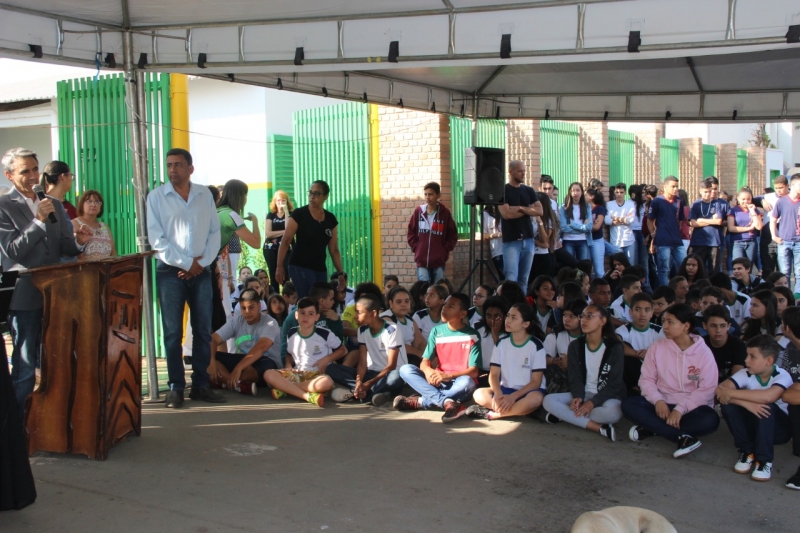 Na manhã desta quarta-feira (18), a Prefeitura de Araguari, em parceria com a Policia Militar e o Corpo de Bombeiros Militar, promoveu o ato Oficial de lançamento da campanha da Semana Nacional do Trânsito, que será realizada entre 18 a 25 de setembro, e que traz como tema: "No Trânsito o Sentido é a Vida". Durante a semana, diversas ações de conscientização e cuidados no trânsito que foram programadas, serão desenvolvidas e terão como publico alvo os condutores de veículos de nossa cidade e também alunos das escolas da rede pública de ensino.