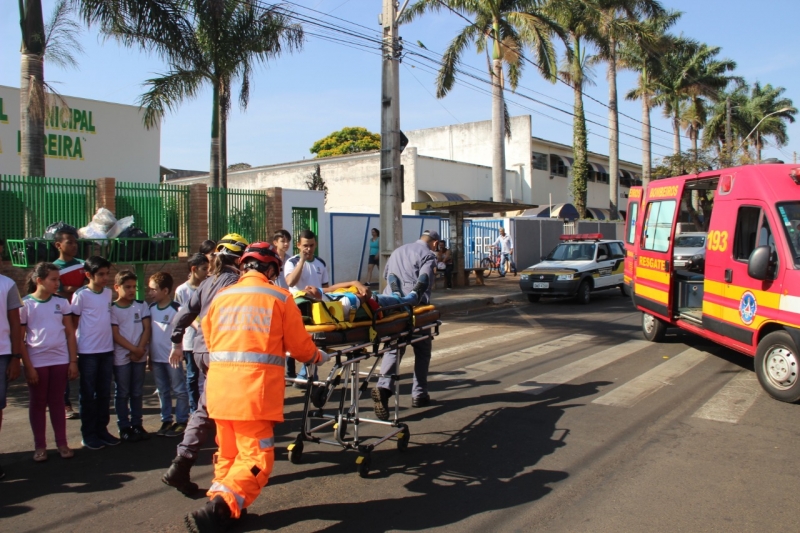 Na manhã desta quarta-feira (18), a Prefeitura de Araguari, em parceria com a Policia Militar e o Corpo de Bombeiros Militar, promoveu o ato Oficial de lançamento da campanha da Semana Nacional do Trânsito, que será realizada entre 18 a 25 de setembro, e que traz como tema: "No Trânsito o Sentido é a Vida". Durante a semana, diversas ações de conscientização e cuidados no trânsito que foram programadas, serão desenvolvidas e terão como publico alvo os condutores de veículos de nossa cidade e também alunos das escolas da rede pública de ensino.