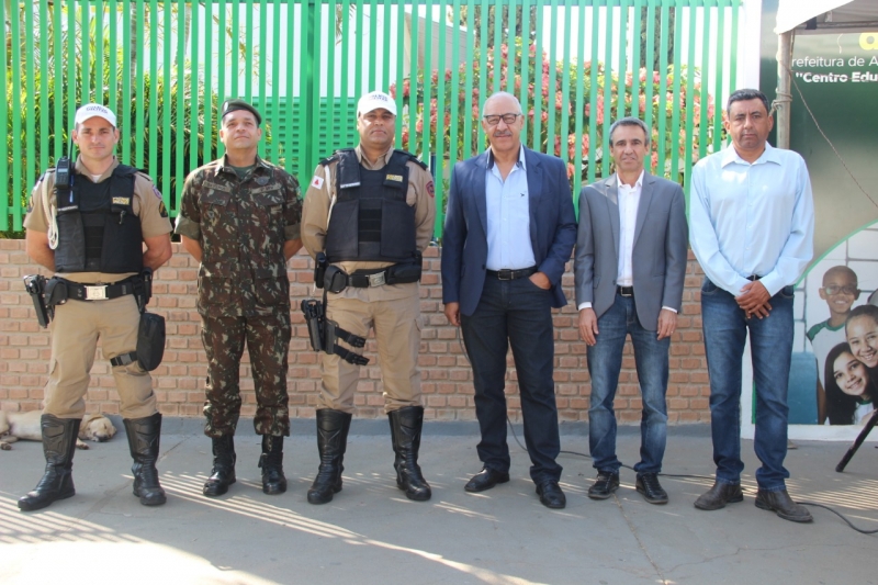 Na manhã desta quarta-feira (18), a Prefeitura de Araguari, em parceria com a Policia Militar e o Corpo de Bombeiros Militar, promoveu o ato Oficial de lançamento da campanha da Semana Nacional do Trânsito, que será realizada entre 18 a 25 de setembro, e que traz como tema: "No Trânsito o Sentido é a Vida". Durante a semana, diversas ações de conscientização e cuidados no trânsito que foram programadas, serão desenvolvidas e terão como publico alvo os condutores de veículos de nossa cidade e também alunos das escolas da rede pública de ensino.