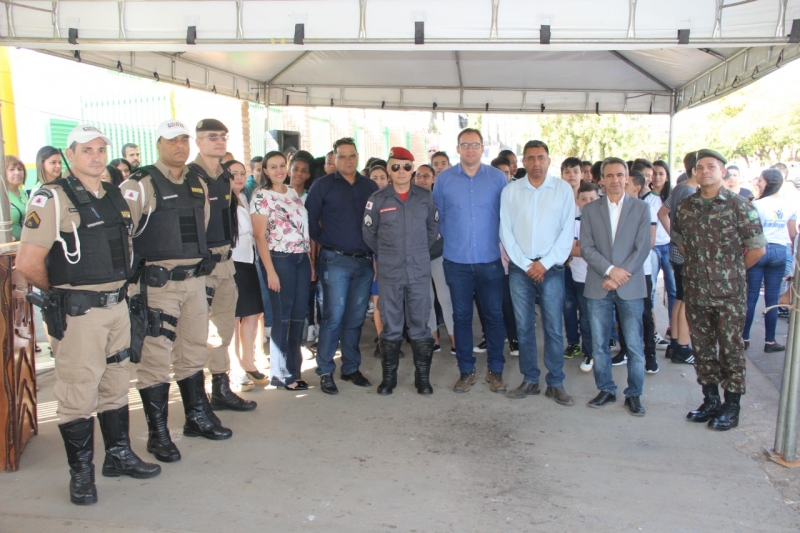 Na manhã desta quarta-feira (18), a Prefeitura de Araguari, em parceria com a Policia Militar e o Corpo de Bombeiros Militar, promoveu o ato Oficial de lançamento da campanha da Semana Nacional do Trânsito, que será realizada entre 18 a 25 de setembro, e que traz como tema: "No Trânsito o Sentido é a Vida". Durante a semana, diversas ações de conscientização e cuidados no trânsito que foram programadas, serão desenvolvidas e terão como publico alvo os condutores de veículos de nossa cidade e também alunos das escolas da rede pública de ensino.