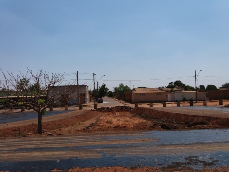 A Prefeitura de Araguari trabalha para melhorar a segurança de motoristas e pedestres que acessam o Bairro Vieno, pela MG-414. No local está sendo construído um trevo para proporcionar melhor fluidez e redução de riscos de acidentes aos usuários da via.