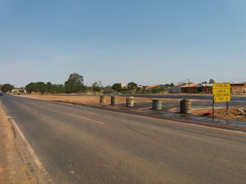 A Prefeitura de Araguari trabalha para melhorar a segurança de motoristas e pedestres que acessam o Bairro Vieno, pela MG-414. No local está sendo construído um trevo para proporcionar melhor fluidez e redução de riscos de acidentes aos usuários da via.